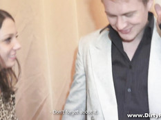 Русская малышка сосёт член и ебётся с богатым парнем на кровати