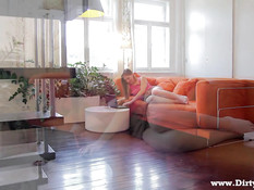 Девушка пригласила в гости приятеля и трахнулась с ним на диване