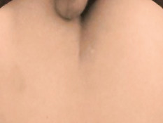 Он трахает раком женщину и крупным планом снимает происходящее