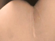 Он трахает раком женщину и крупным планом снимает происходящее