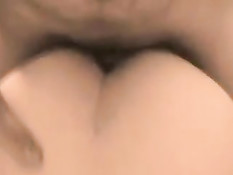 Он трахает раком женщину и крупным планом снимает происходящее