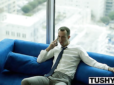 Парень пригласил в гости блондинку Ash Hollywood и отодрал в анал