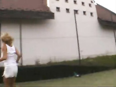 Две грудастые теннисистки после игры занимаются сексом с тренером