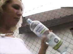 Две грудастые теннисистки после игры занимаются сексом с тренером