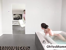 Сисястая мачеха мастурбирует и ебётся с пасынком и его подружкой