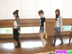 Азиатские девки раздеваются догола и надевают костюмы для игр