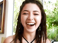 Милая девушка Daisy Summers делает минет и дрочит двумя руками