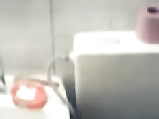 Парень снимает на мобильный телефон как подруга отсасывает хуй