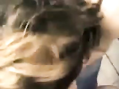 Парень снимает на мобильный телефон как подруга отсасывает хуй