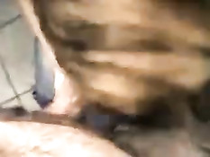 Парень снимает на мобильный телефон как подруга отсасывает хуй