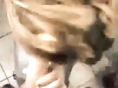 Парень снимает на мобильный телефон как подруга отсасывает хуй