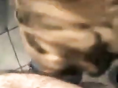 Парень снимает на мобильный телефон как подруга отсасывает хуй