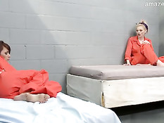 Красивые молодые лесбиянки занимаются сексом в женской тюрьме