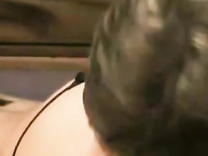 Вставил пальцы в киску брюнеточке и оттрахал раком после отсоса