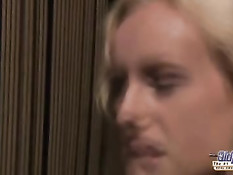 Молодая жена блондинка ебётся с мужем на стоянке возле трейлера