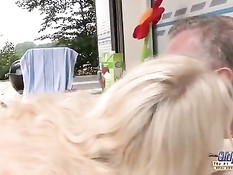 Молодая жена блондинка ебётся с мужем на стоянке возле трейлера