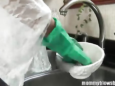 Парень оттрахал на кухне в пизду страстную домохозяйку Romi Rain