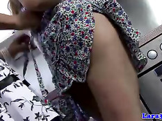 Зрелая английская лесбиянка Лара на кухне лижет киску подружке