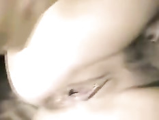 Зрелая жена с закрытыми глазами отсасывает член и садится сверху