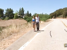 Байкер на обочине оттрахал девку с маленькой грудью Gigi Rivera