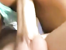 Мужик вставляет член в киску своей подружки и снимает на телефон