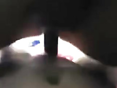 Мужик вставляет член в киску своей подружки и снимает на телефон