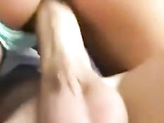 Мужик вставляет член в киску своей подружки и снимает на телефон