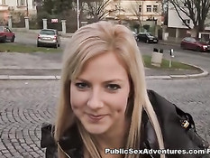 Девушка в сетчатых чулках Натали выебана в общественном туалете