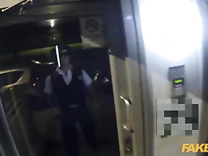 Полицейский выводит из машин и ебёт на улице молодых девушек