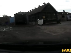 Полицейский выводит из машин и ебёт на улице молодых девушек