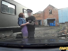 Полицейский выводит из машин и ебёт на улице молодых девушек