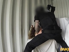 Полицейский выводит из машин и ебёт на улице молодых девушек