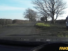 Полицейский выводит из машин и ебёт на улице молодых девушек