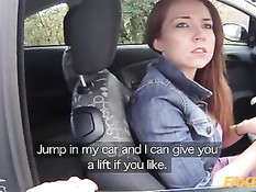 Полицейский выводит из машин и ебёт на улице молодых девушек