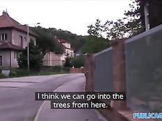 Молодая европейская блондинка согласна сосать и ебаться на улице