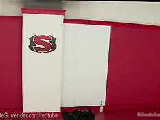 Большая компания лесбиянок борется и занимается сексом на ринге