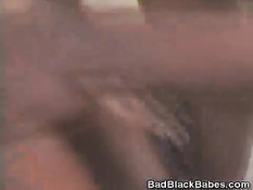 Негр делает куннилингус чёрной девке и вставляет в киску свой хуй