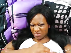 Спортивная негритянка с татуировками ебётся с белым бойфрендом