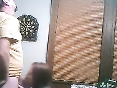 Девушка стоя на коленях отсасывает мужчине в любительском порно