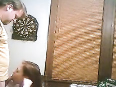 Девушка стоя на коленях отсасывает мужчине в любительском порно