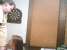 Девушка стоя на коленях отсасывает мужчине в любительском порно