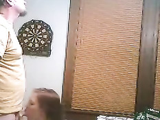 Девушка стоя на коленях отсасывает мужчине в любительском порно