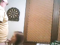 Девушка стоя на коленях отсасывает мужчине в любительском порно