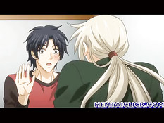 Гомосексуальный приятель ласкает соски и целует друга на кровати