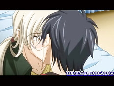 Гомосексуальный приятель ласкает соски и целует друга на кровати