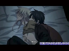 Гомосексуальный приятель ласкает соски и целует друга на кровати