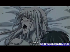 Гомосексуальный приятель ласкает соски и целует друга на кровати