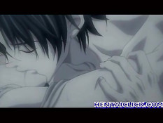 Гомосексуальный приятель ласкает соски и целует друга на кровати