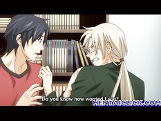 Гомосексуальный приятель ласкает соски и целует друга на кровати