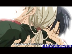 Гомосексуальный приятель ласкает соски и целует друга на кровати